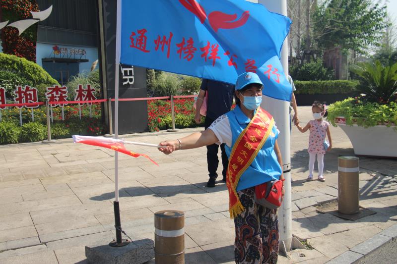 <strong>掰开逼抠舔内射喷水性具舔胸喷水无码视频免费观看</strong>